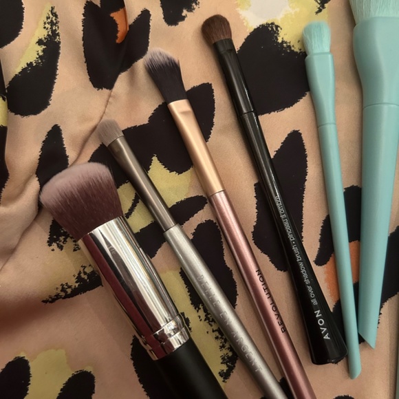 💗 2 for $25 💗 Makeup brush bundle! Avon, Beauty Creations, Revolution & more! - Picture 3 of 5